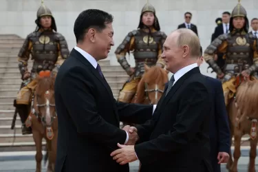 Vladimir Putin shaking hands with Ukhnaagiin Khurelsukh 