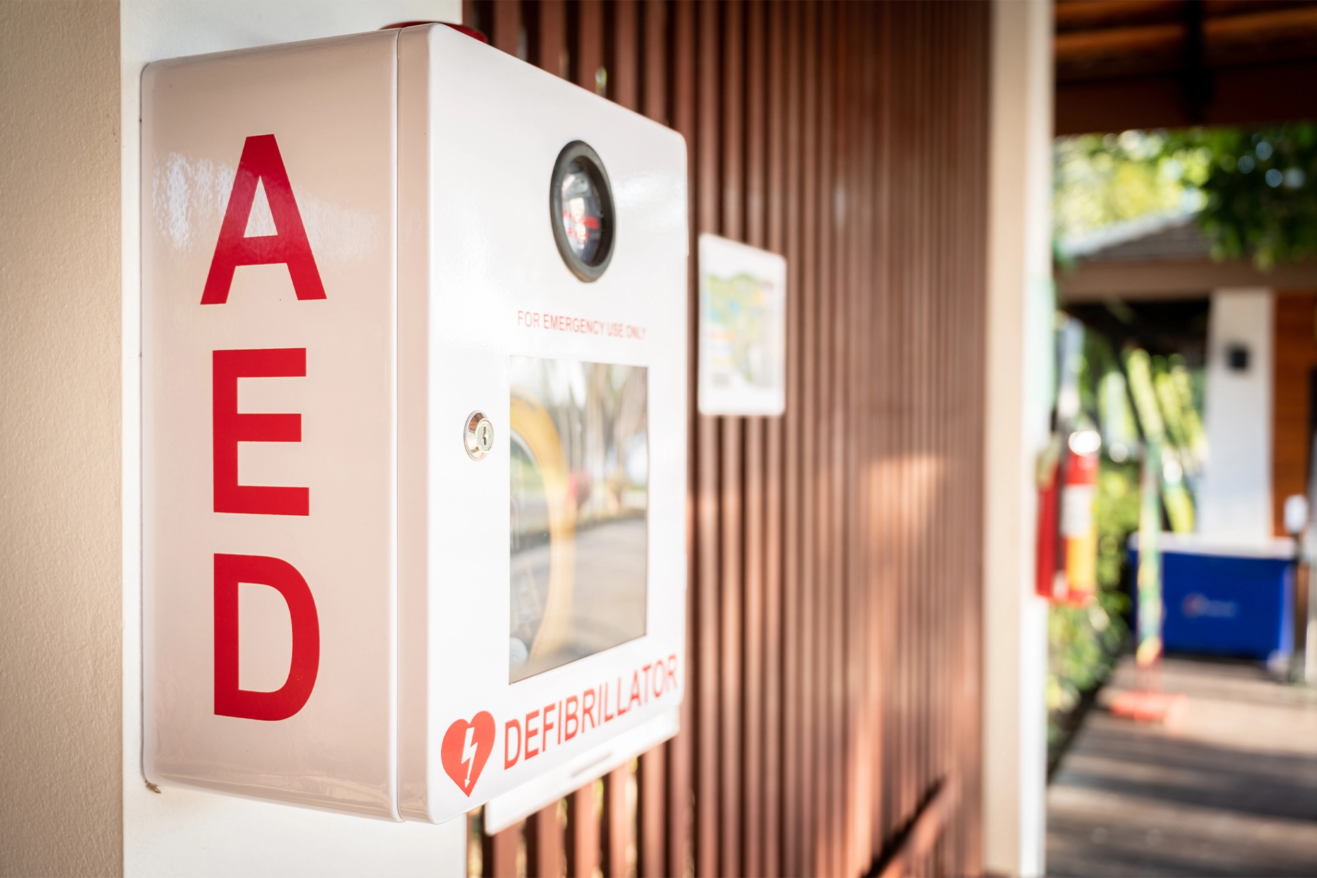 Defibrillator attached to a wall