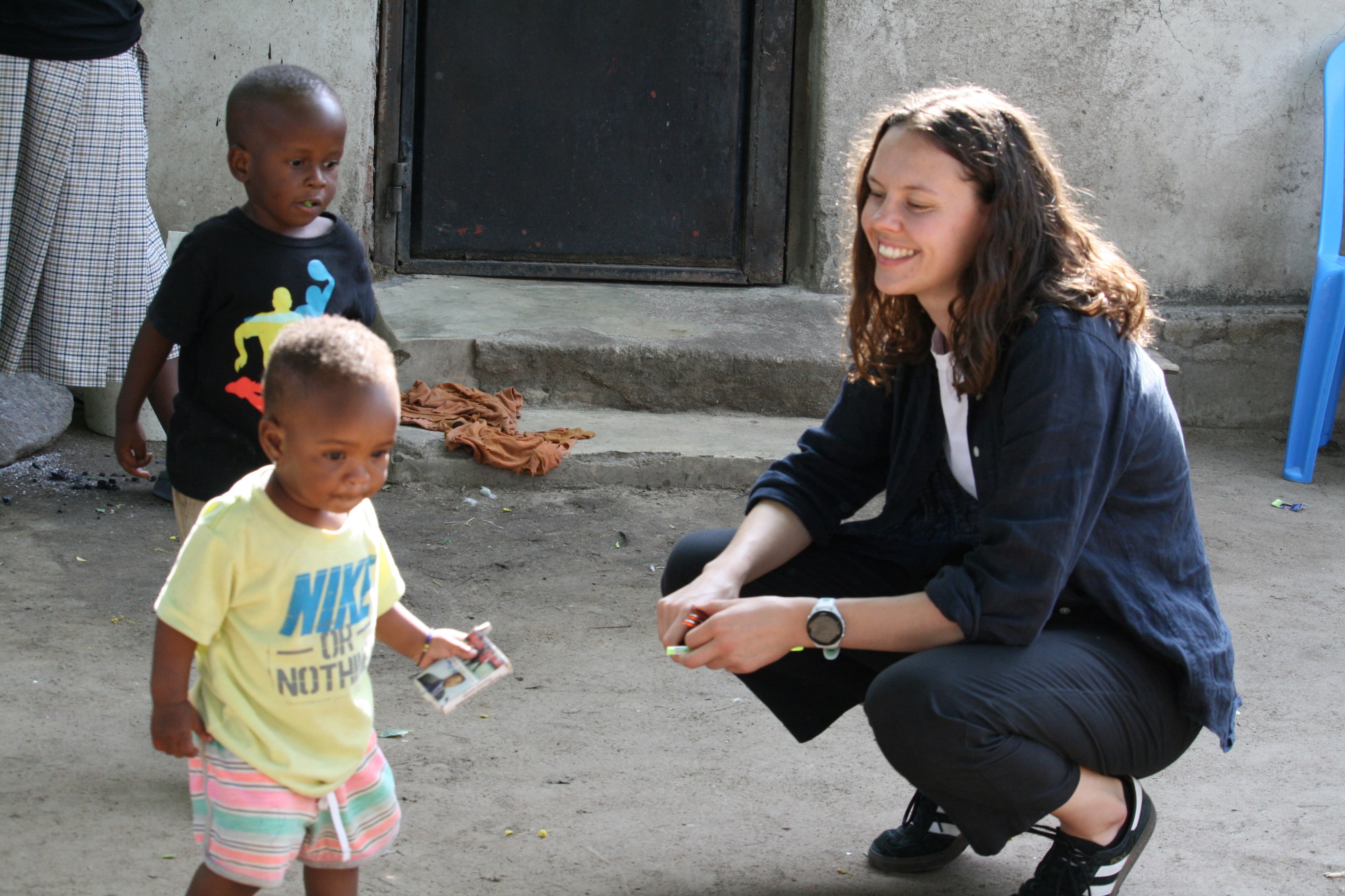 Eloise with children at prosthetic clinic