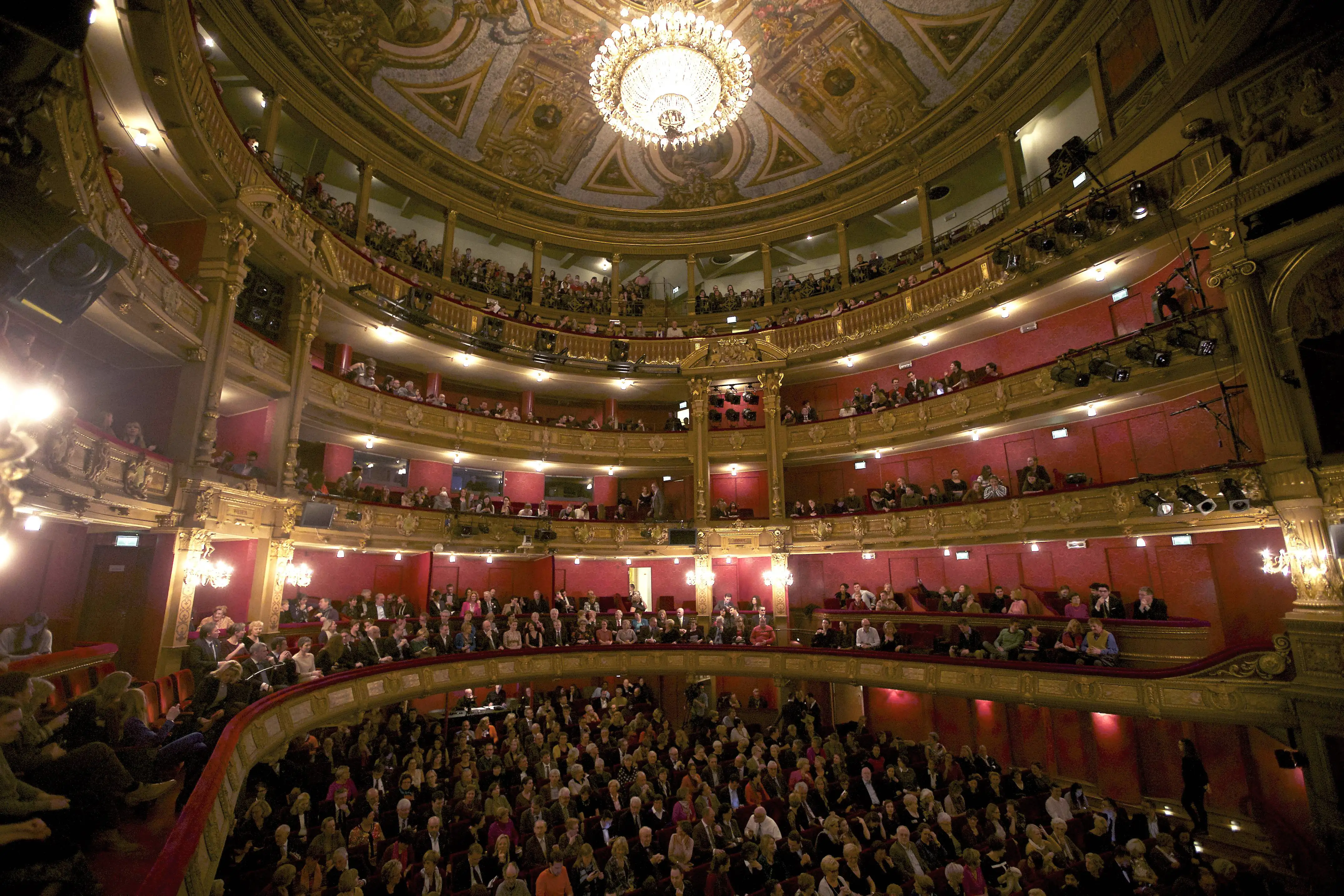 The audience sits in the Vlaamse Opera in Gent. 