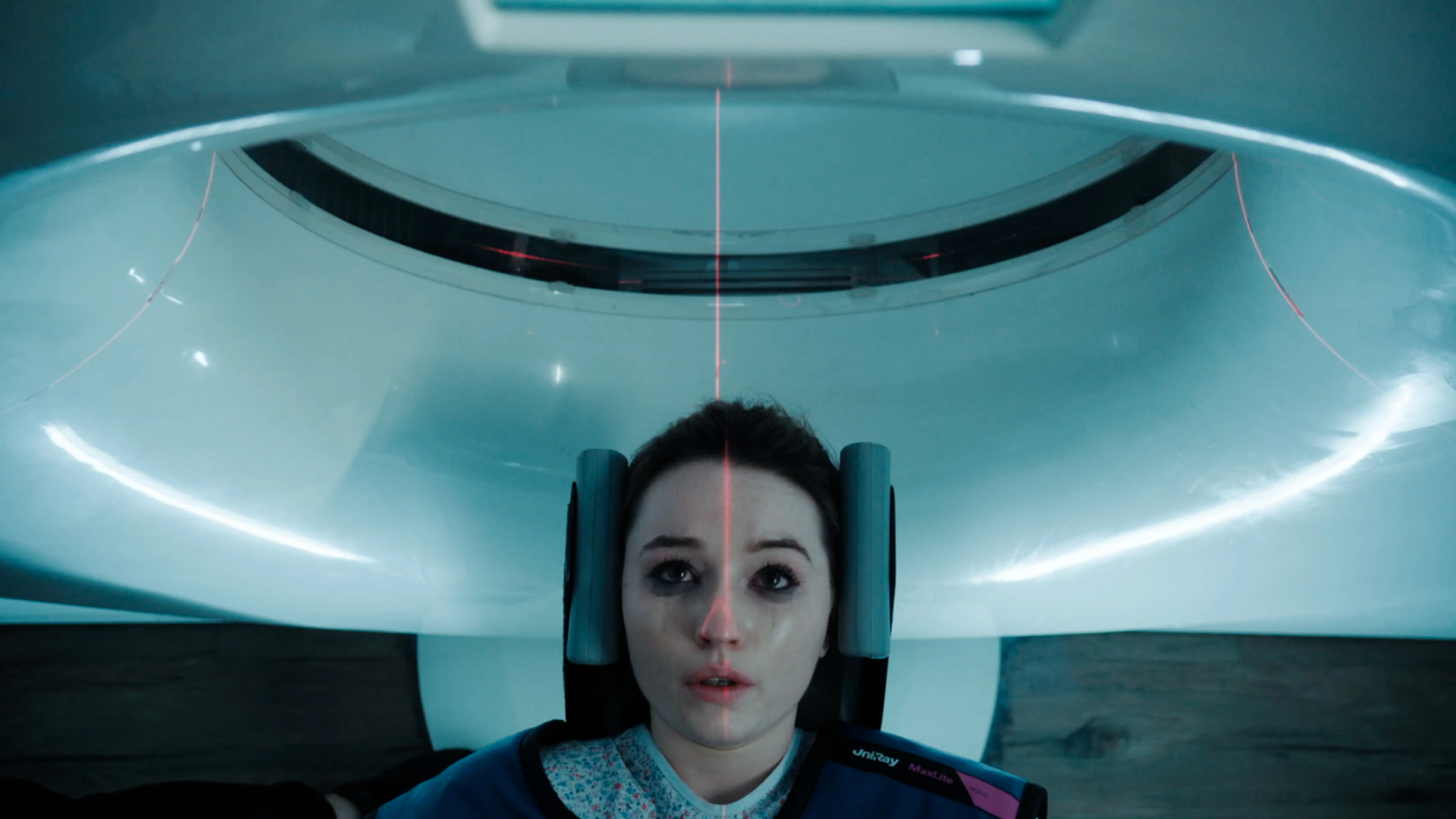 Actress Kaitlyn Dever as Belle Gibson having a brain scan in Apple Cider Vinegar