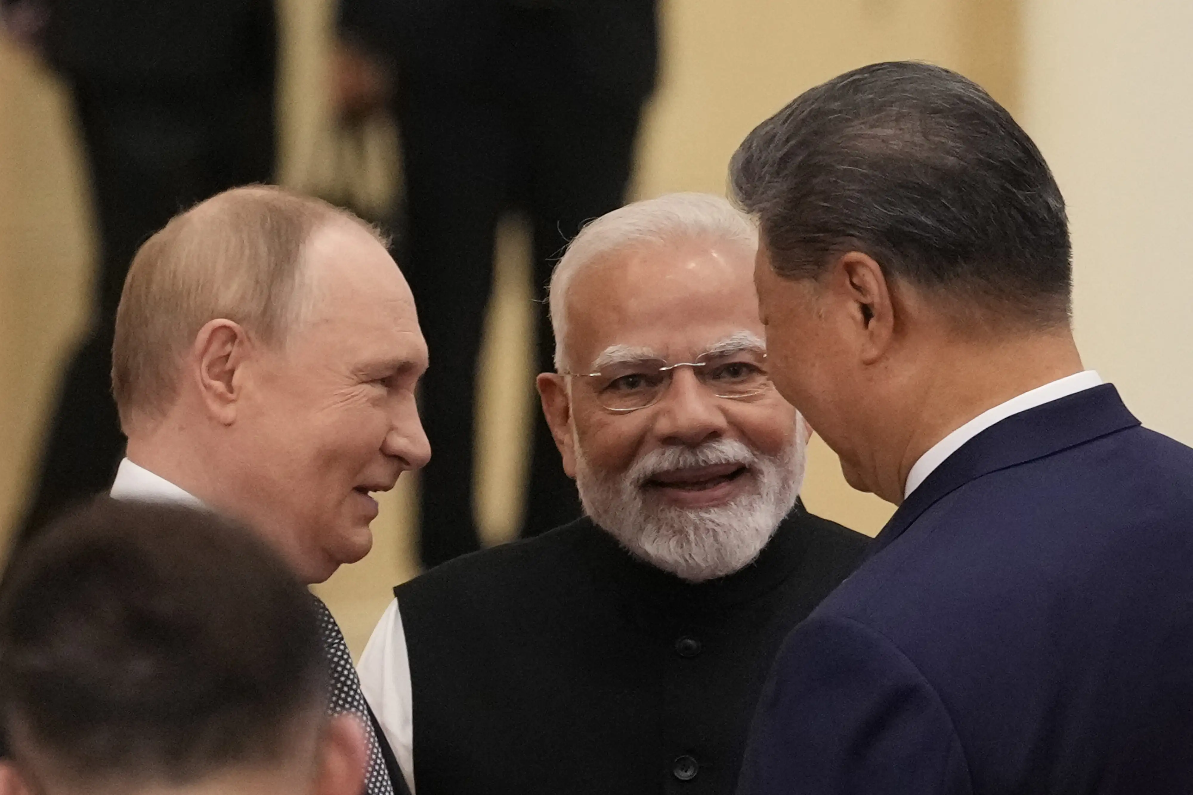 Indian Prime Minister Narendra Modi (C) talks with Russian President Vladimir Putin (L) and Chinese President Xi jinping