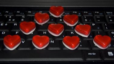 The romance of online dating thumbnail image