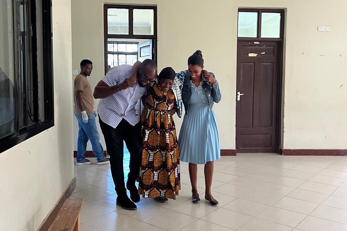 Tanzania Prosthetic Clinic woman walks in  clinic_Eloise Milbourn