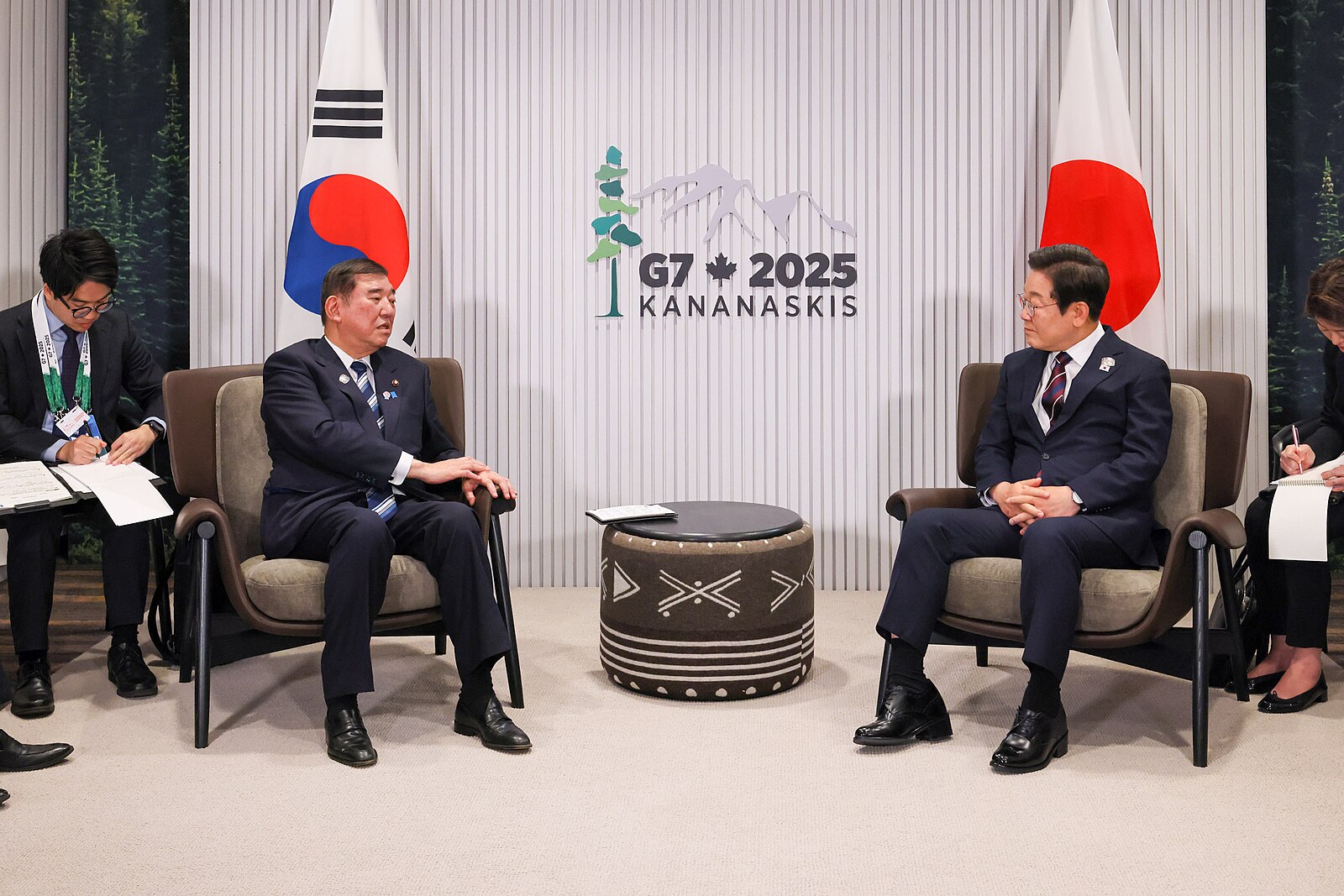 Japanese and South Korean PM meet G7