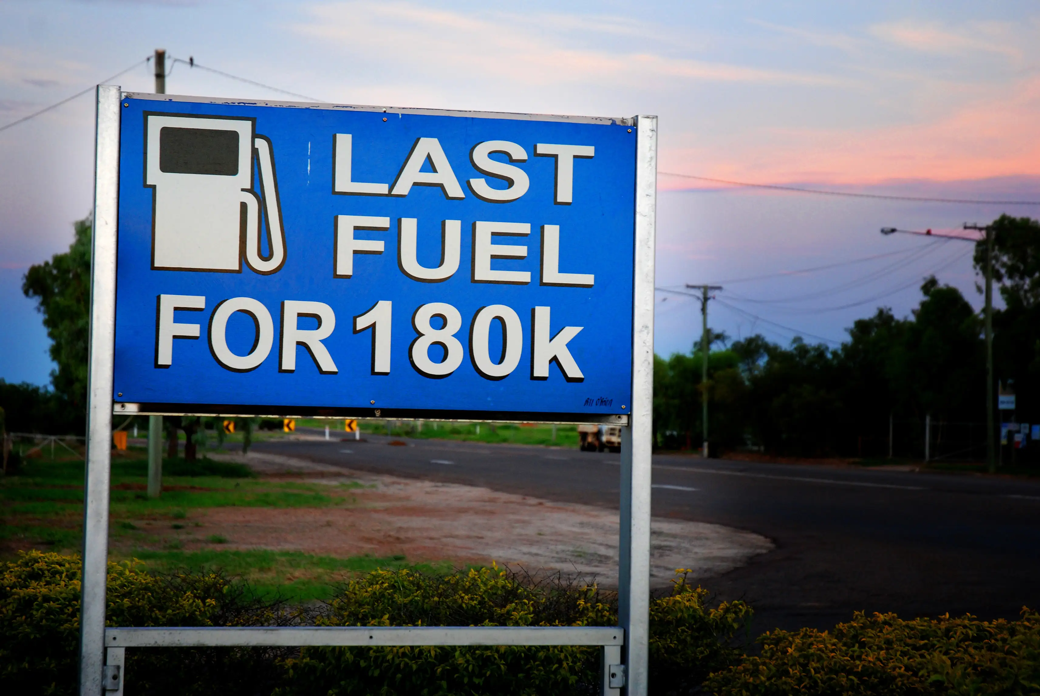An Australian road sign reading ‘last fuel for 180 kilometres’