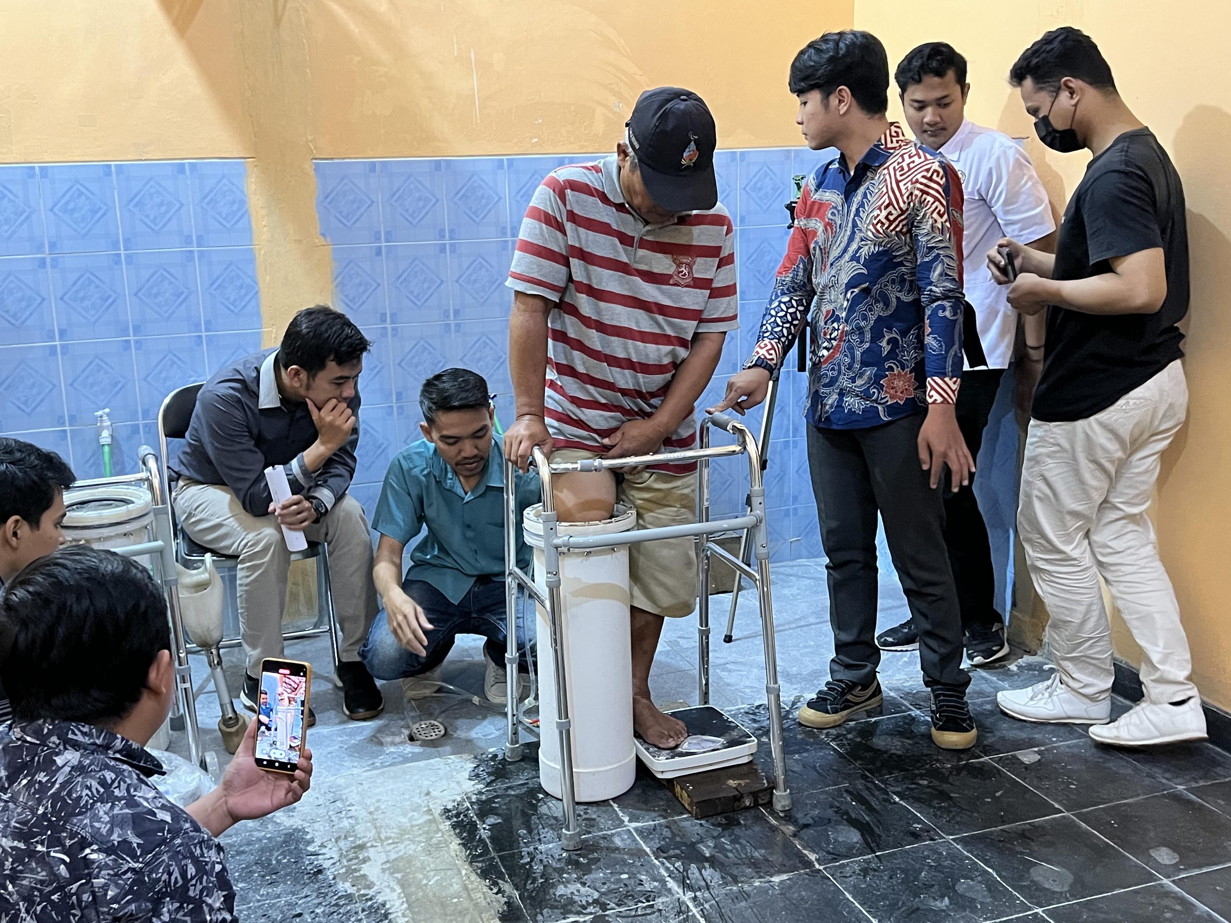 A group of people watching the process of making a prosthetic leg