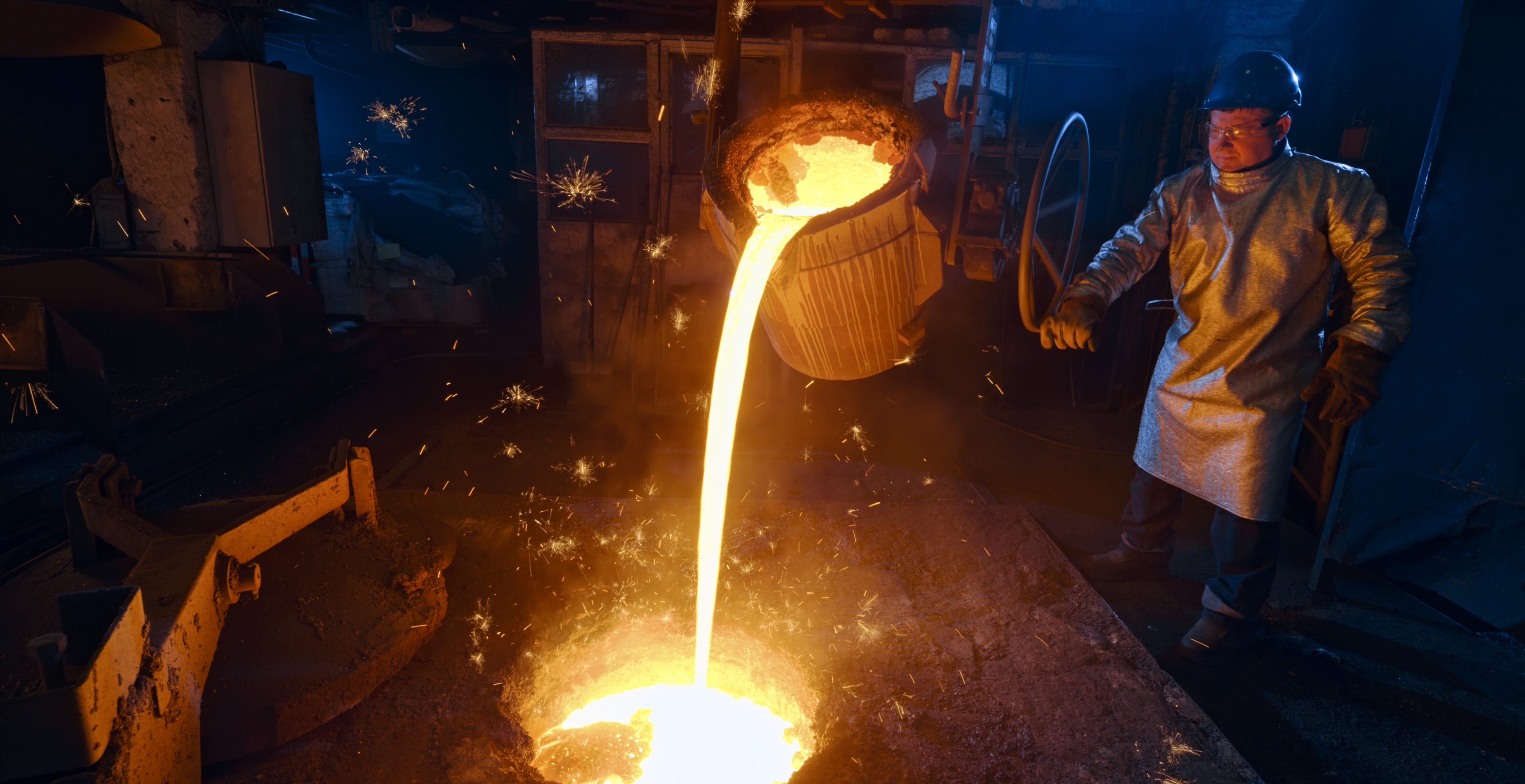 Pouring molten metal
