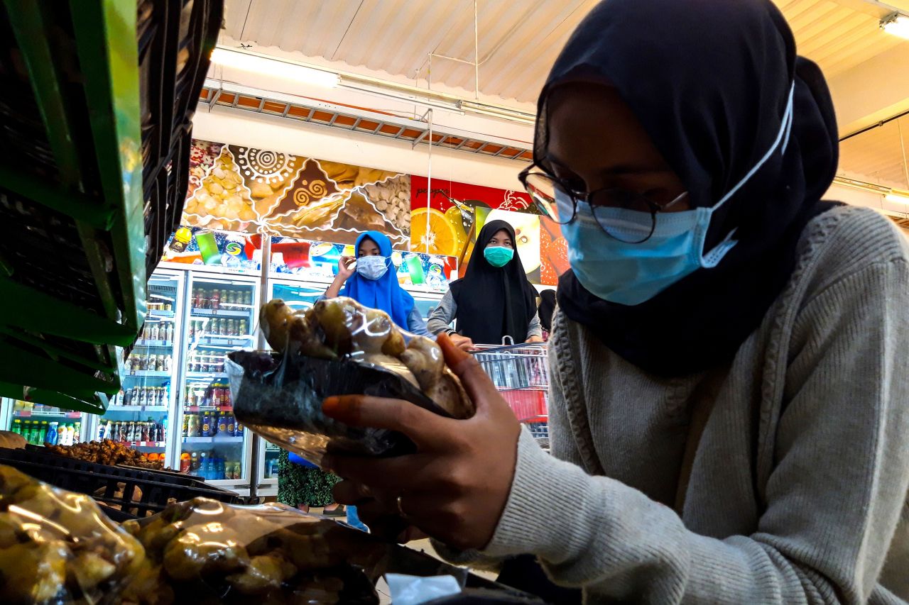 Women reorganising local food networks with technology in Jakarta thumbnail image