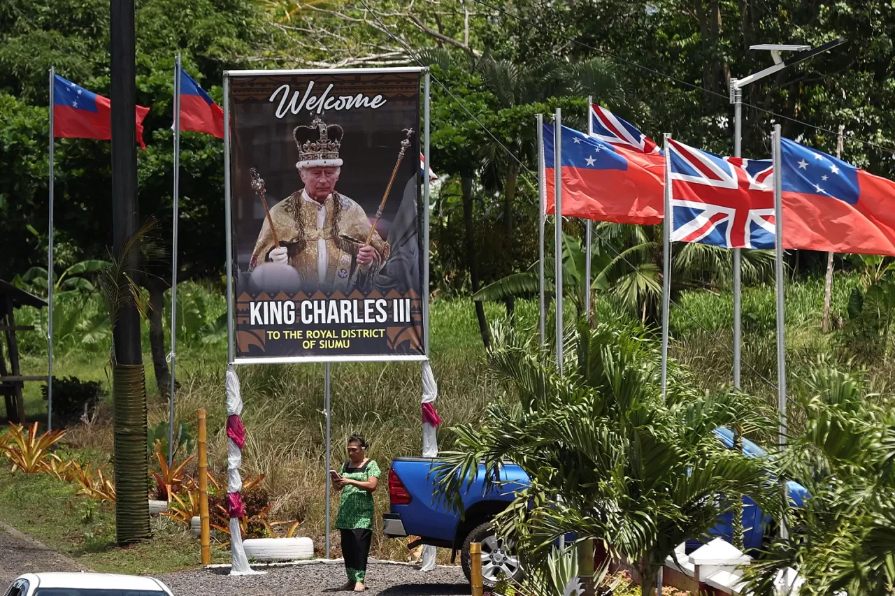 Roadsign welcoming King Charles to Samao