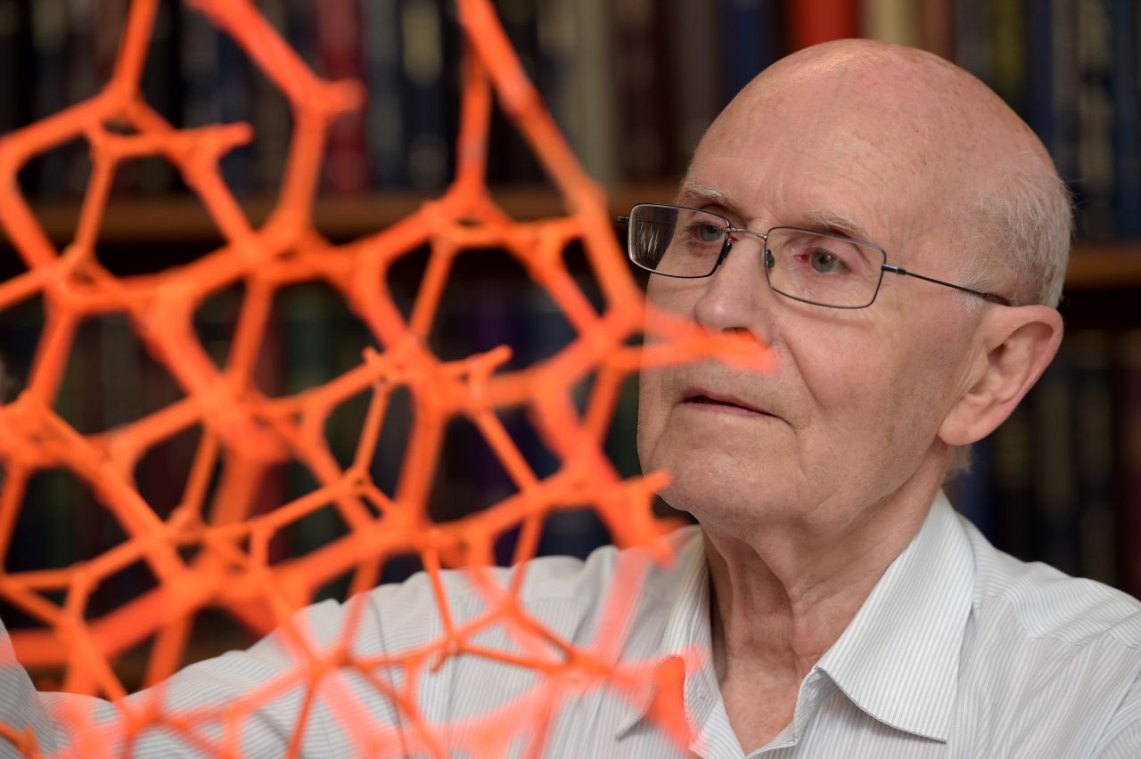 The man who built a whole new field of chemistry thumbnail image
