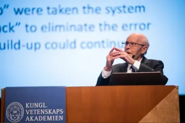 A still of Richard Robson delivering his 2025 Nobel Prize Lecture in Chemistry