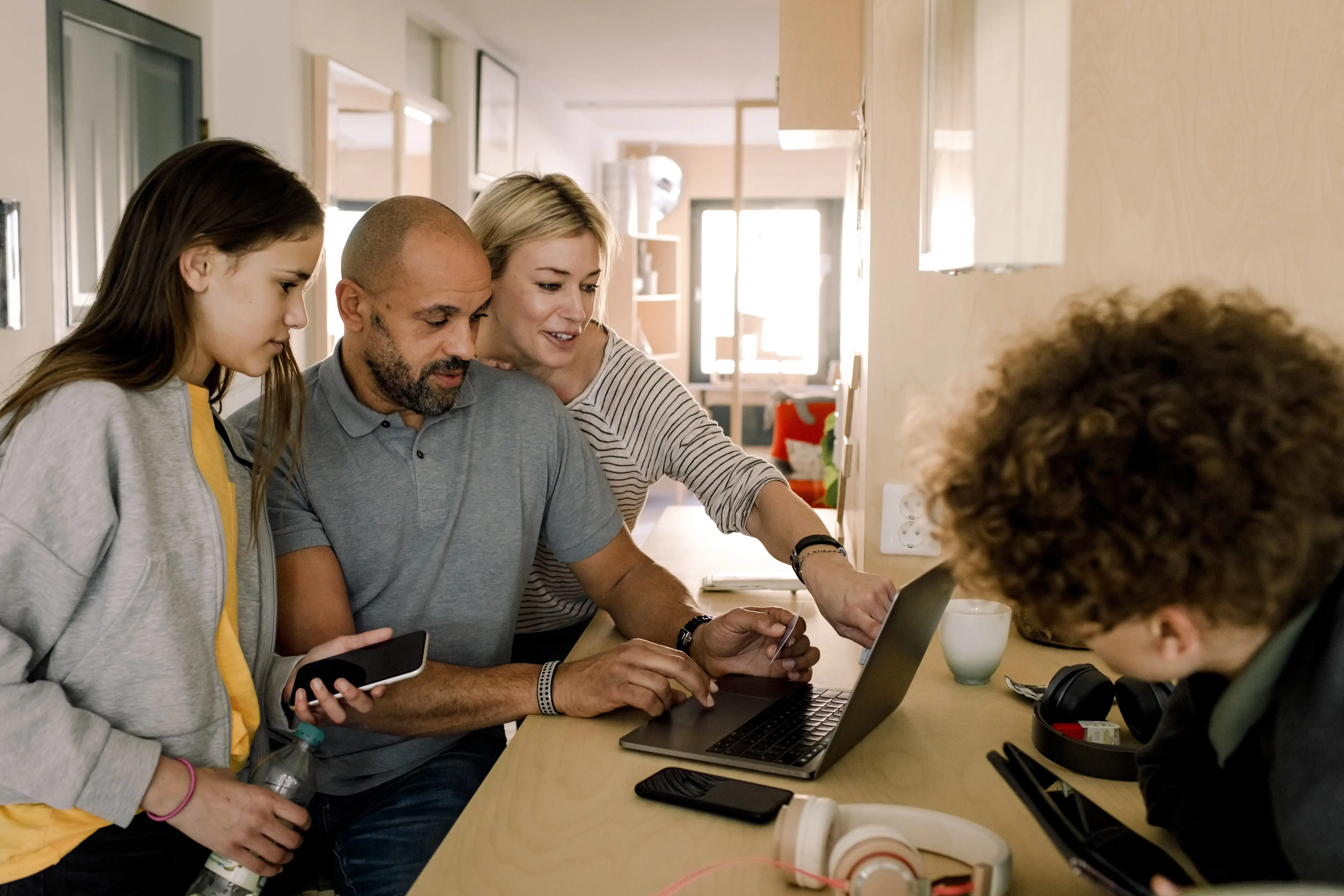 Parents talking to two kids about devices and social media